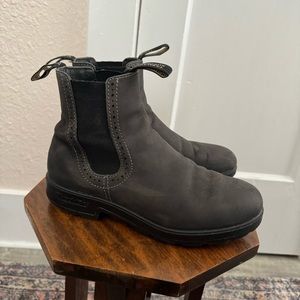 Blundstone High Top Chelsea Boots in Rustic Black